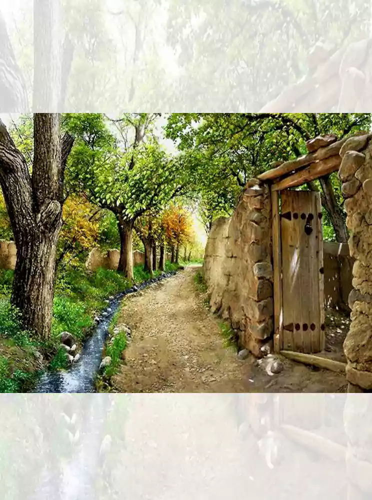 تابلو فرش ماشینی منظره کوچه باغ زیبا با نمای جوی آب، درختان سرسبز و دروازه چوبی سنتی | فرش برند